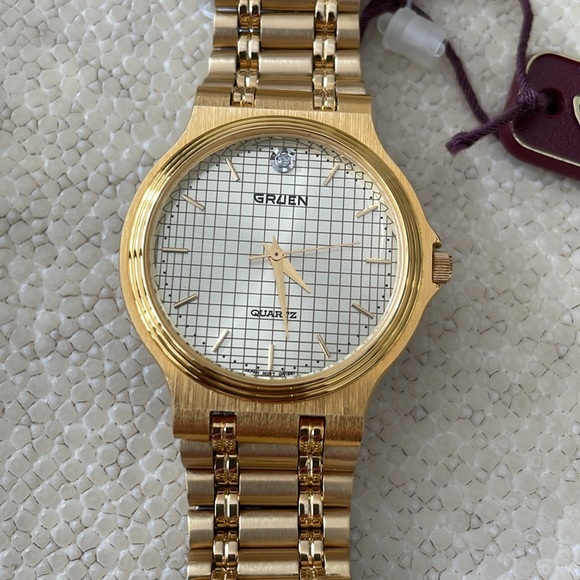 New! Vintage Gruen Quartz Watch w/ Diamond Marker - Picture 4 of 16